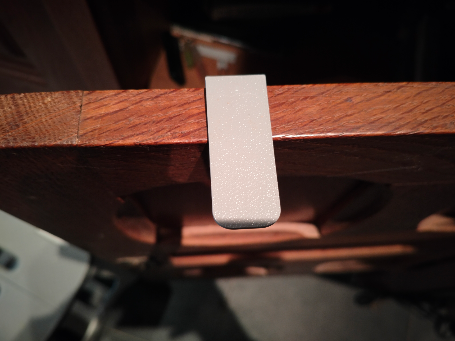 Simple closet door handle