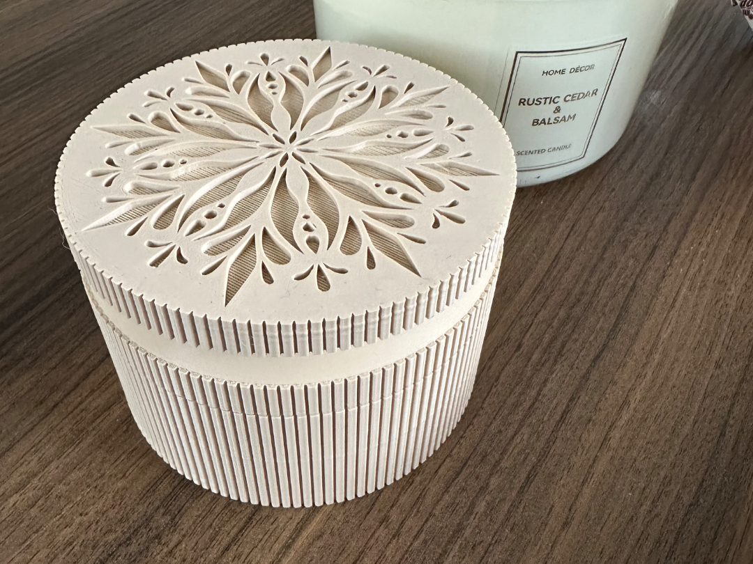 Filigrane Rundbox mit Design Deckel