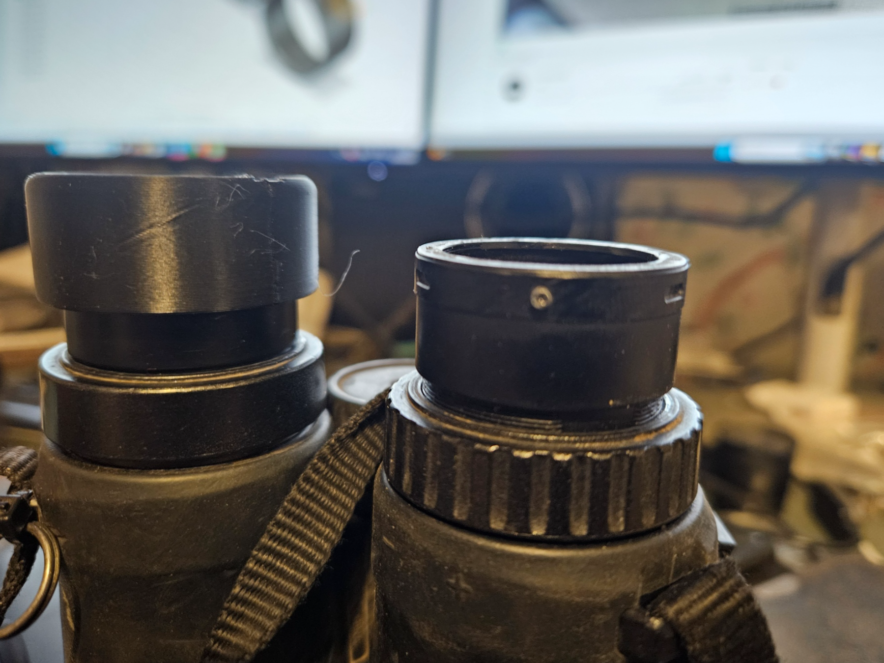 Nikon binocular MONARCH 5 eye cups.
