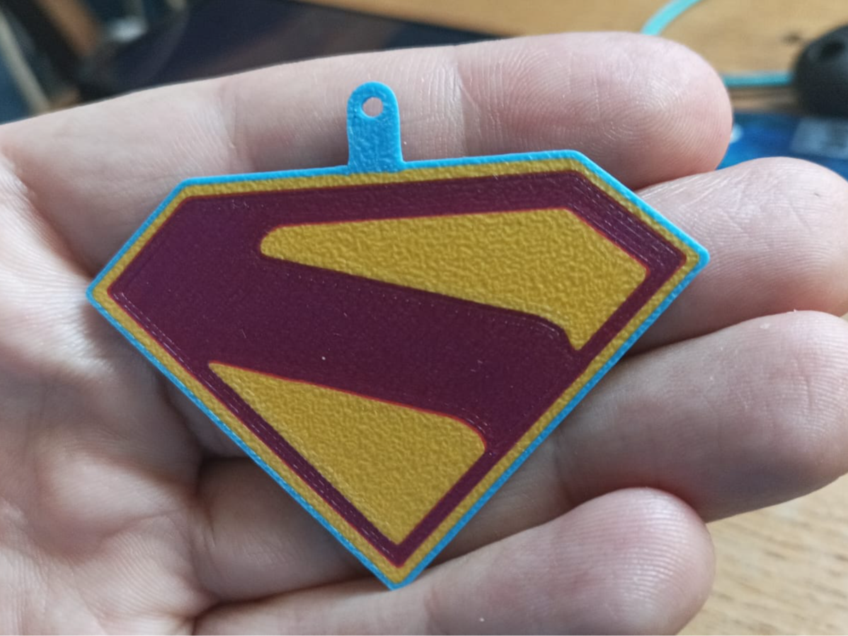 Llavero logo pecho Superman DC Comics 2025 movie