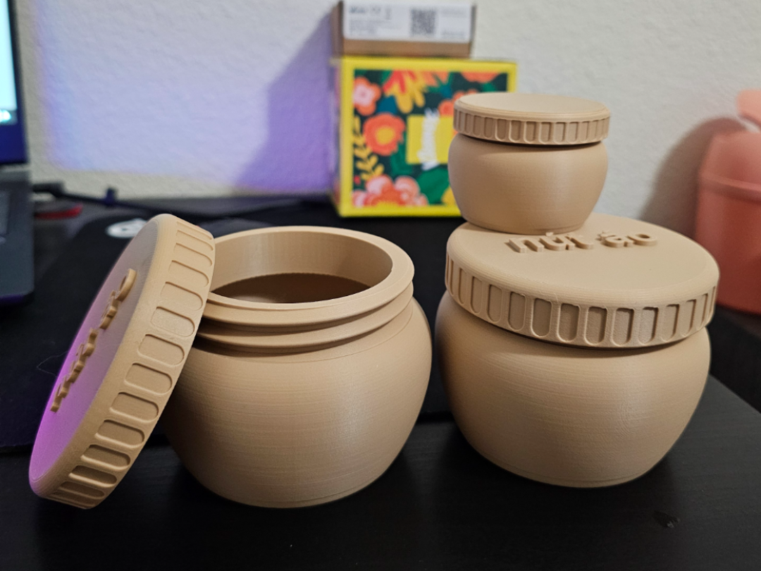 Container with thread lid