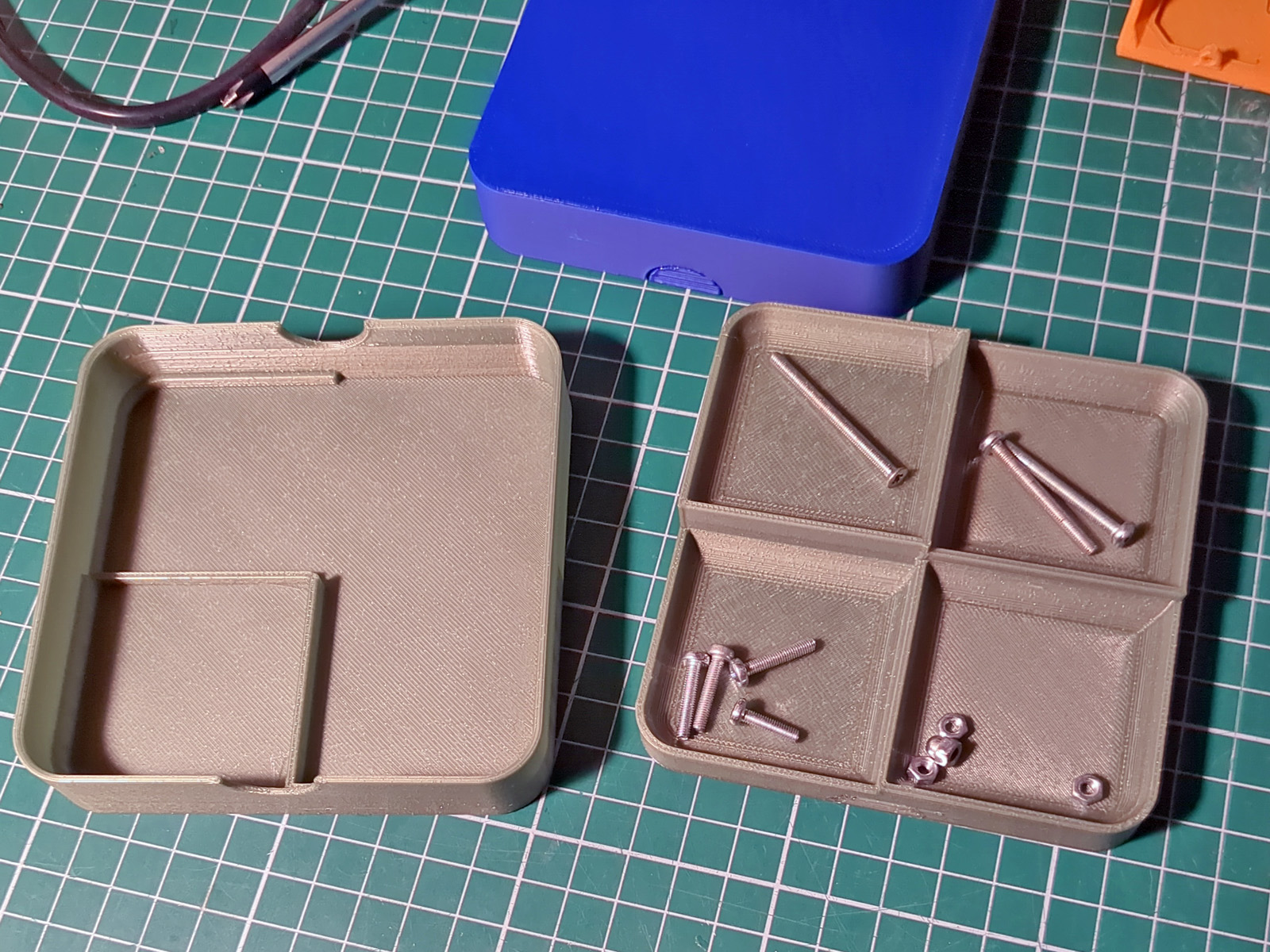 Sorting tray with 4 levels and lid