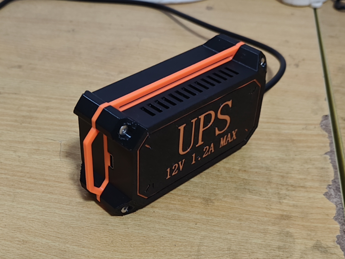便携式移动UPS  18650移动电源5V、9V、12V
