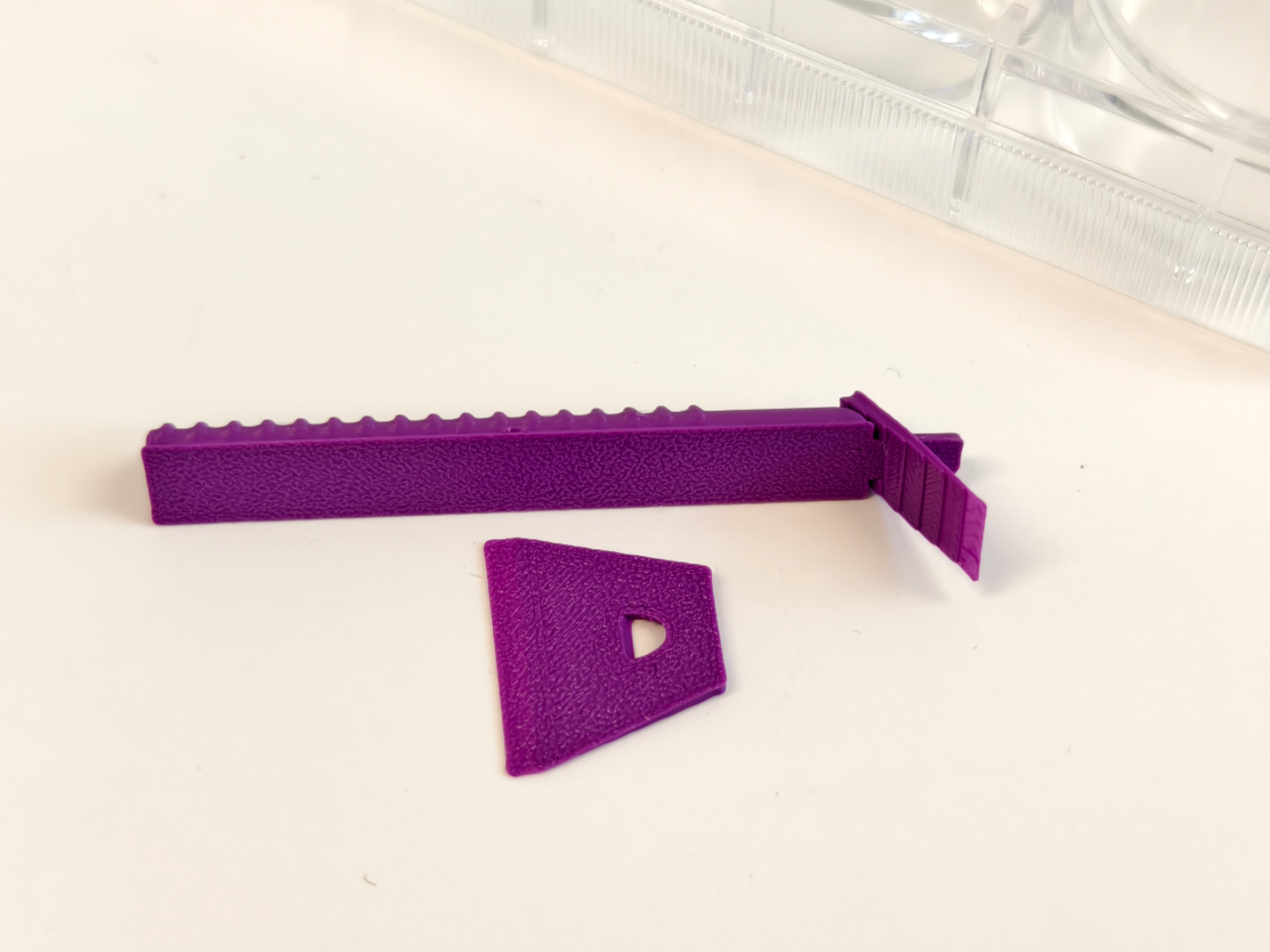 Cell scraper for in vitro cell collection