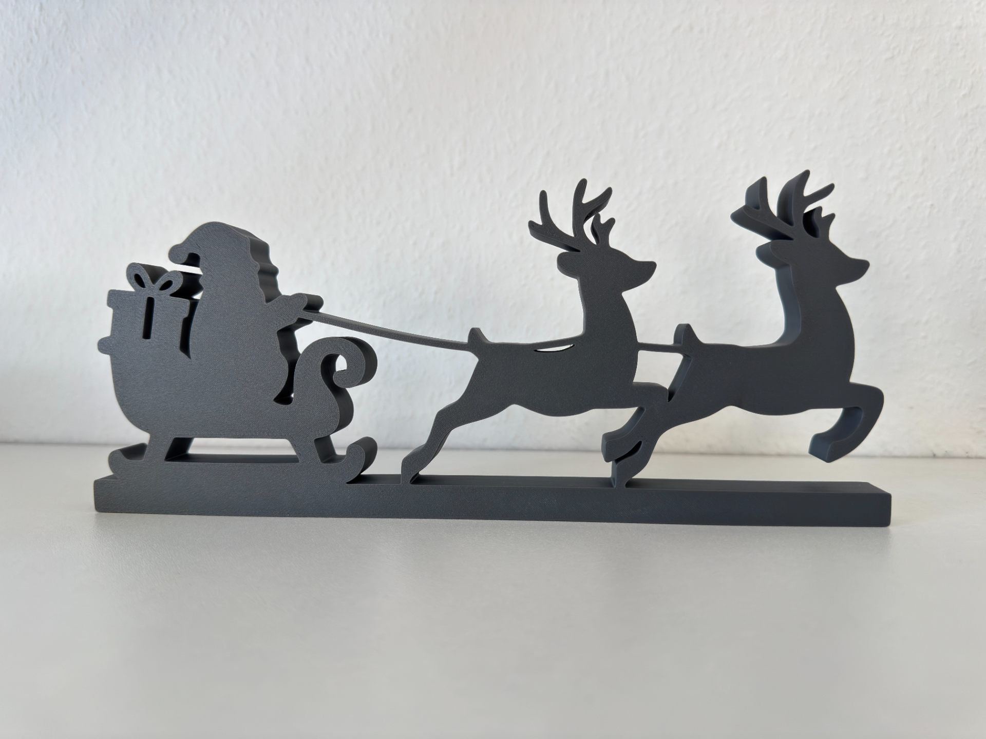 Weihnachtsmann mit Schlitten und Rentieren