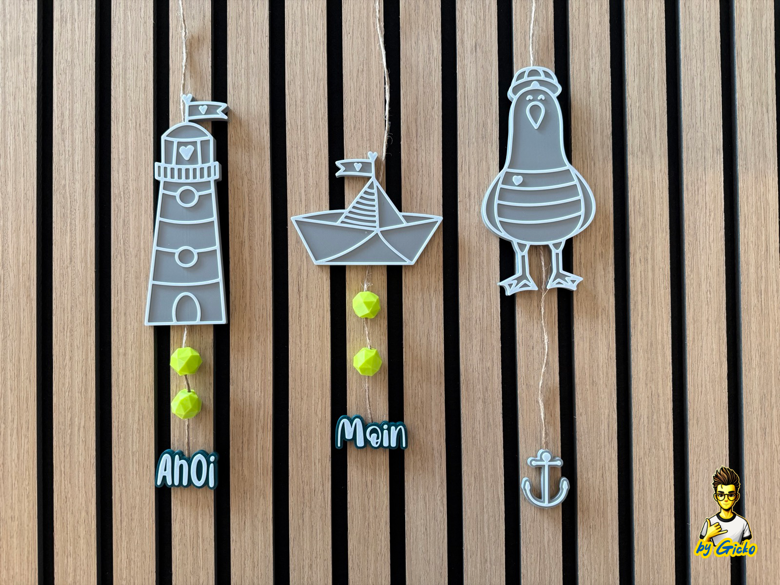 Maritimes Mobile – Leuchtturm, Papierboot & Möwe