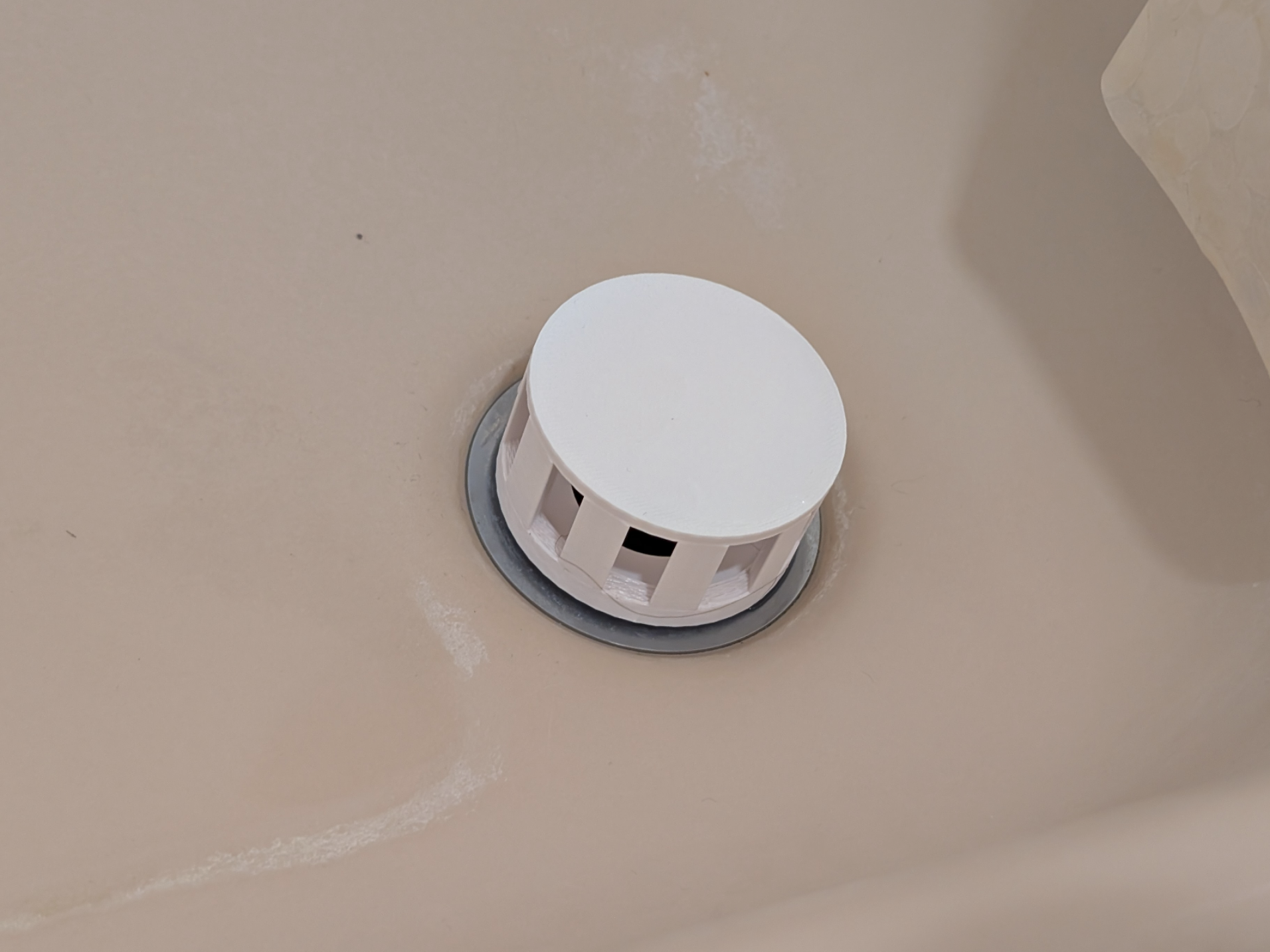 No clogging shower strainer