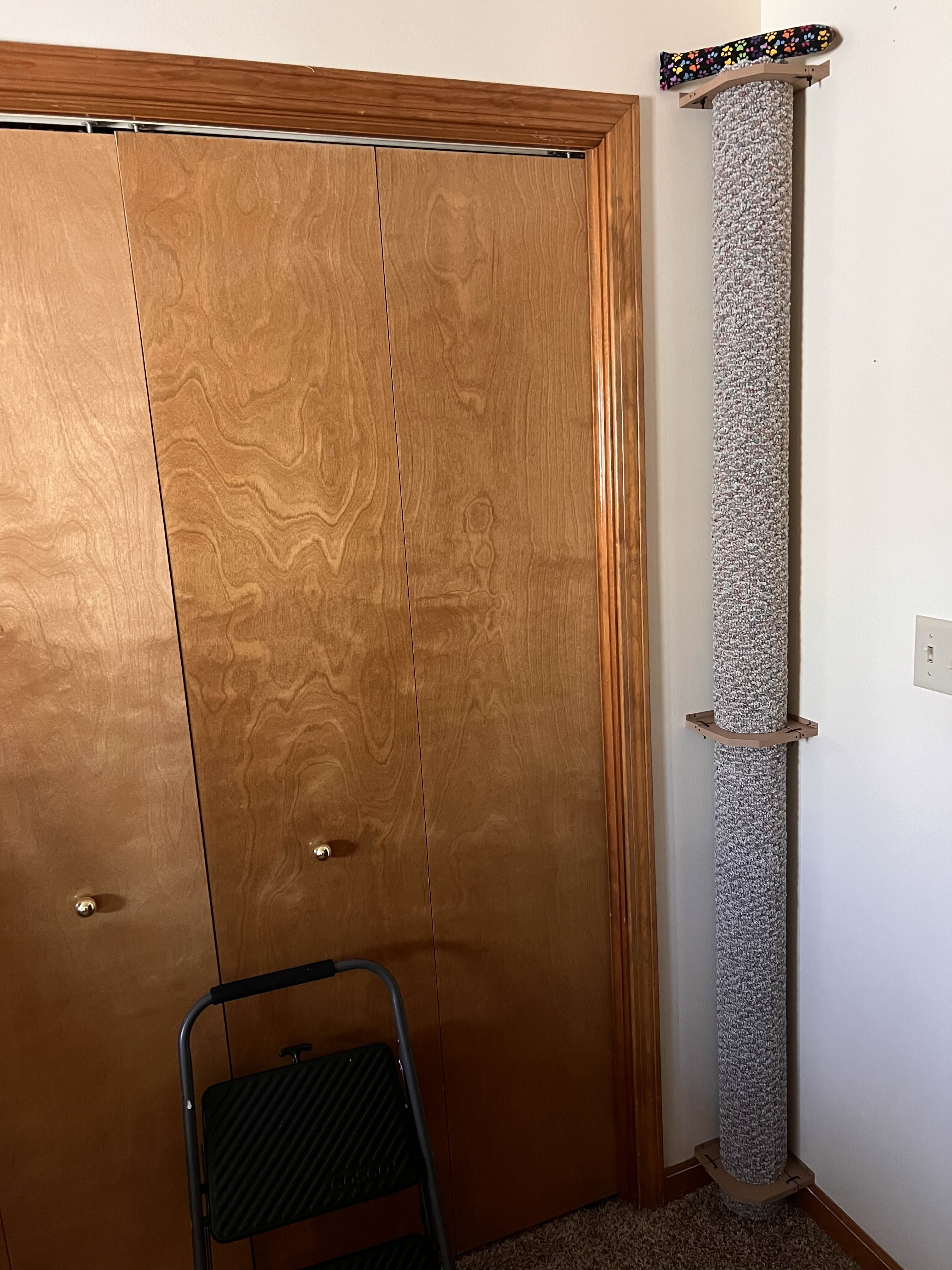 Cat Carpet Climber Pole - Corner Supports Climbing