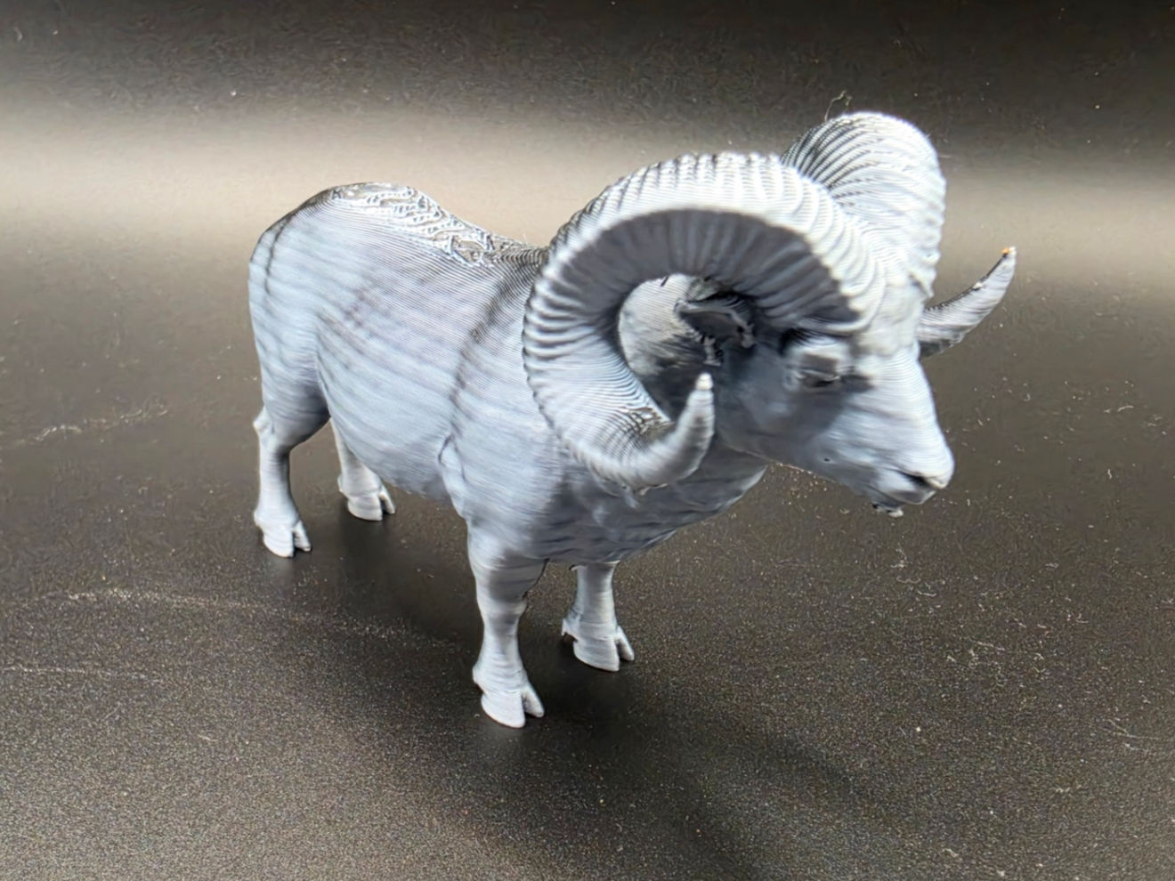 Widder – Realistisches Tiermodell mit Hörnern