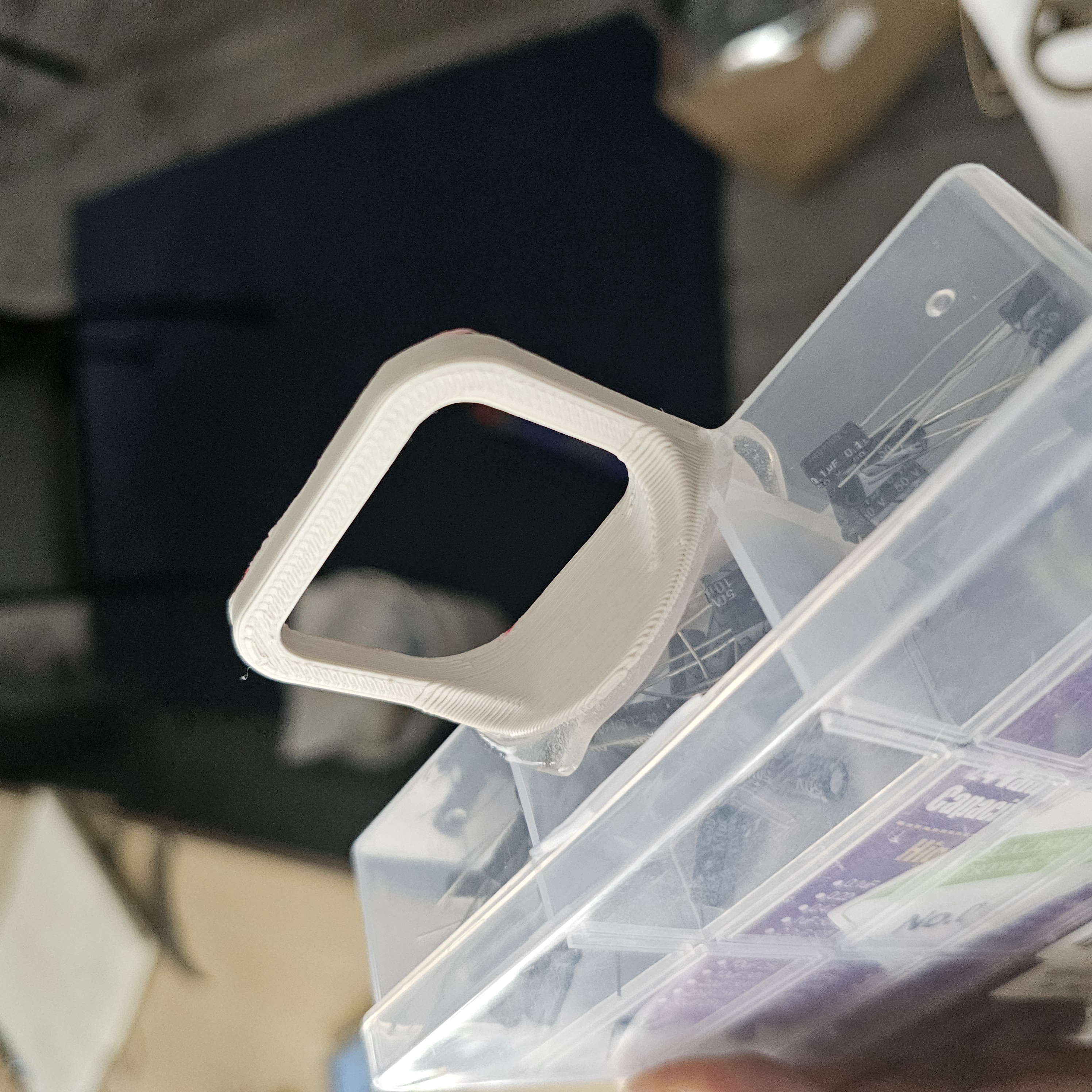Hanging loop for small boxes