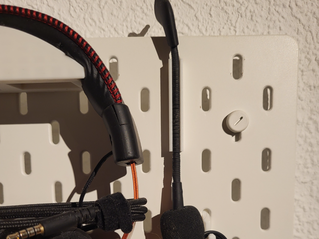 Skadis microphone holder