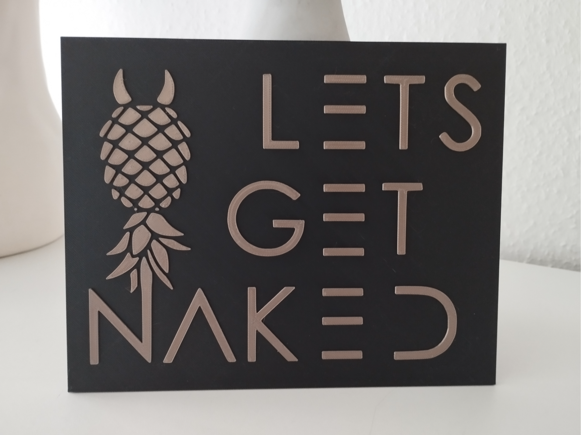 Schild "lets get naked"