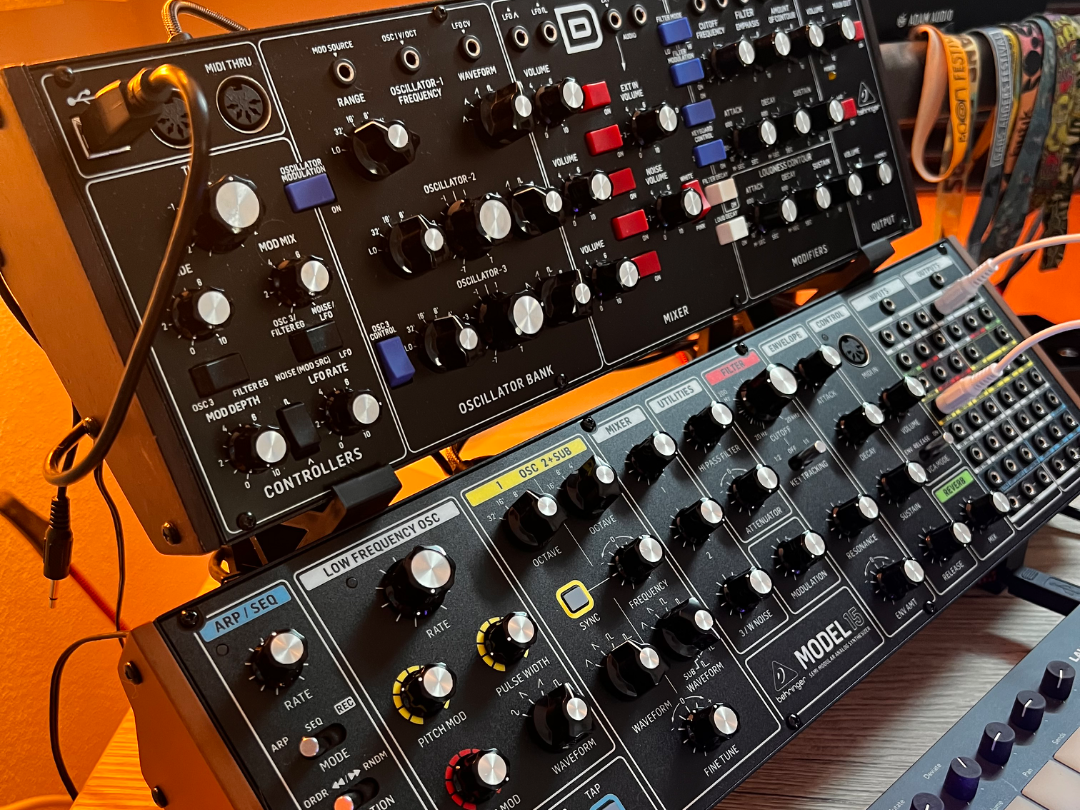 Behringer Synth Holder
