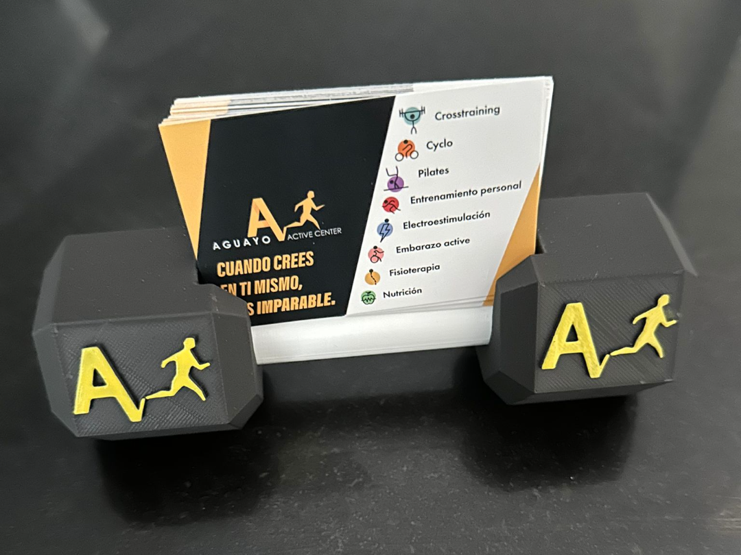 tarjetero con forma de pesa y con logo