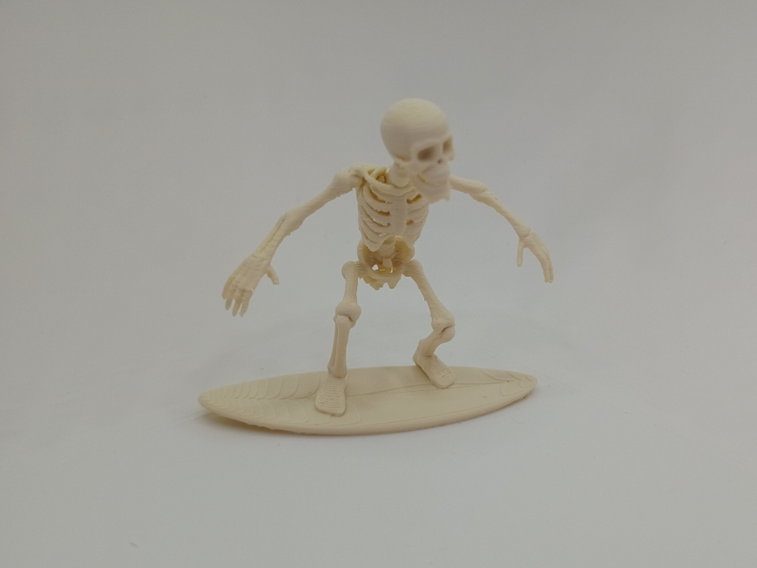 Skeleton Surfer – Tot, aber stylisch auf der Welle
