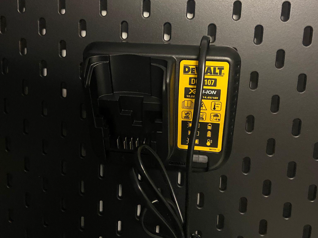 Skadis DeWalt batterycharger