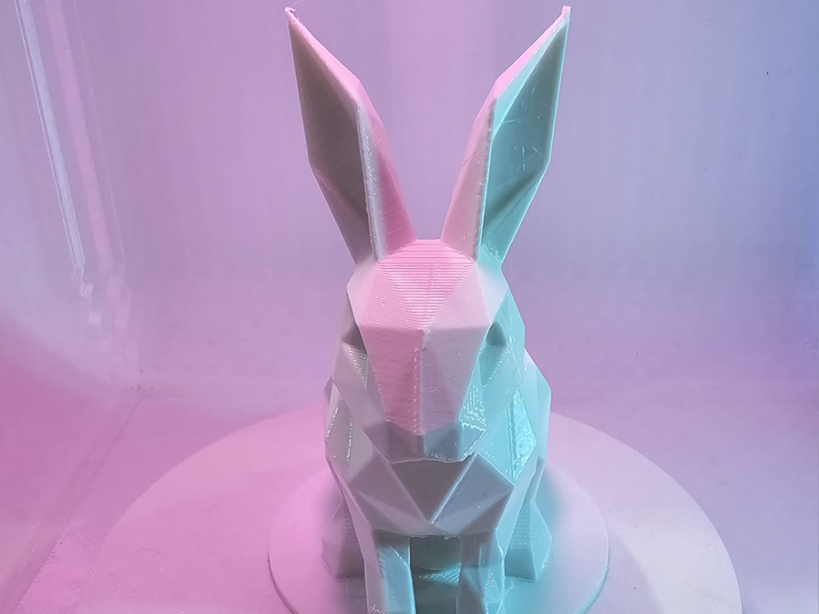 Conejo de Pascua moderno cuidando un huevo!