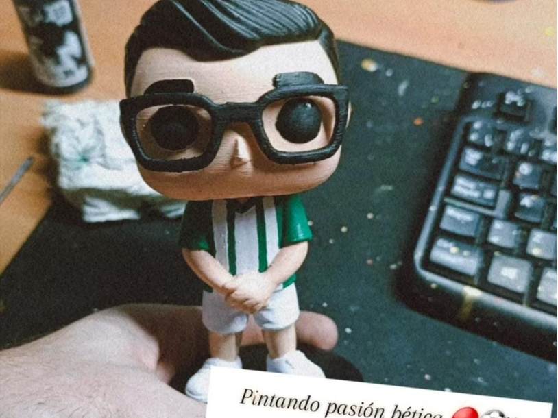 figura tipo funko pop niño con gafas betis