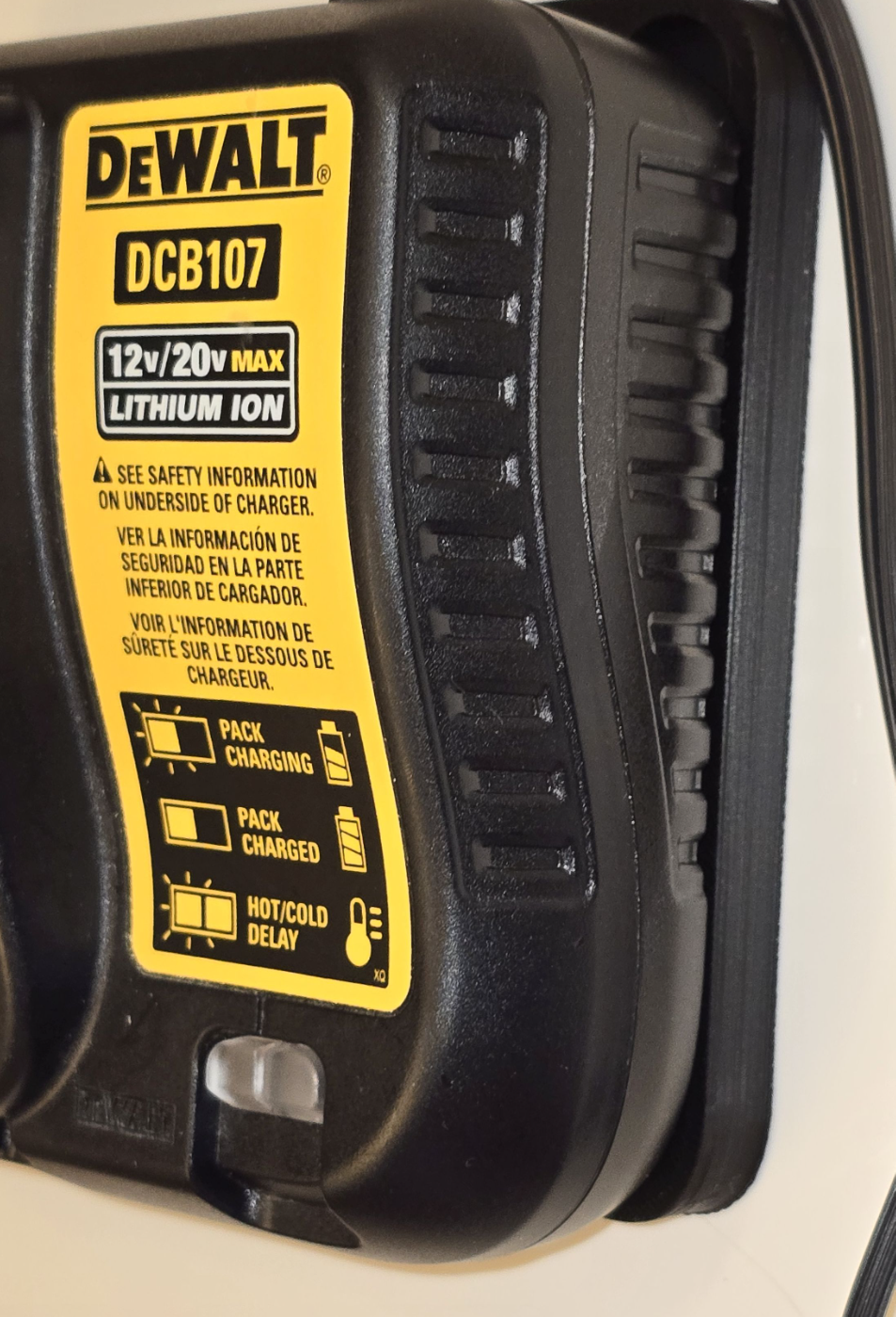 DeWalt DCB107 Wall-Mount - Flat