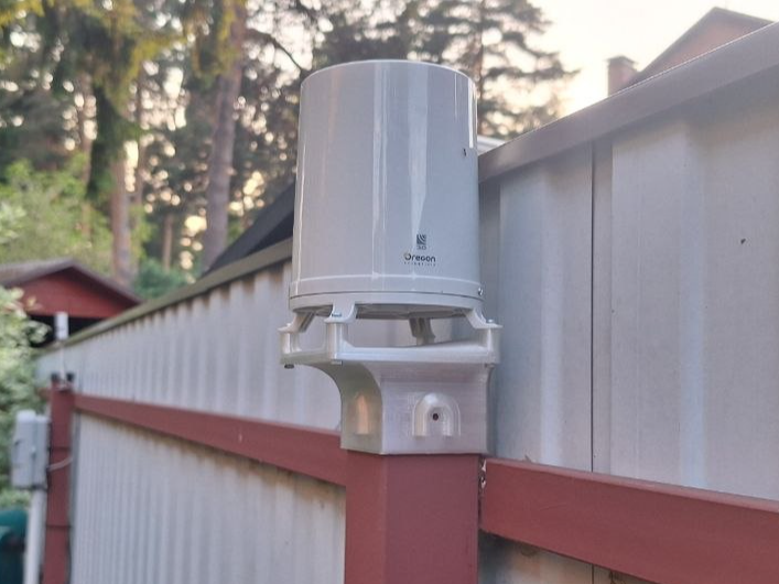Two types of mounts for the Oregon PCR800