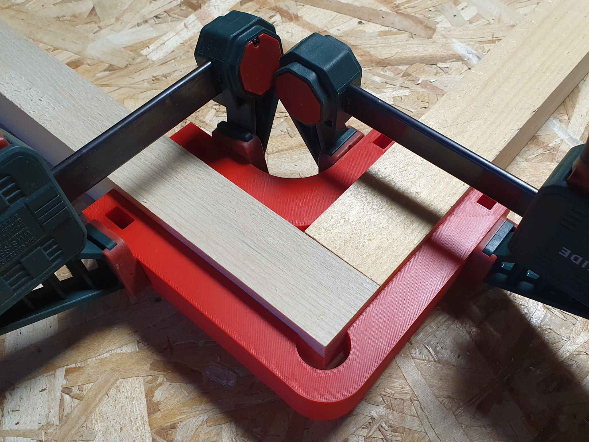 Corner Clamping Jig for 90° Glue-Ups