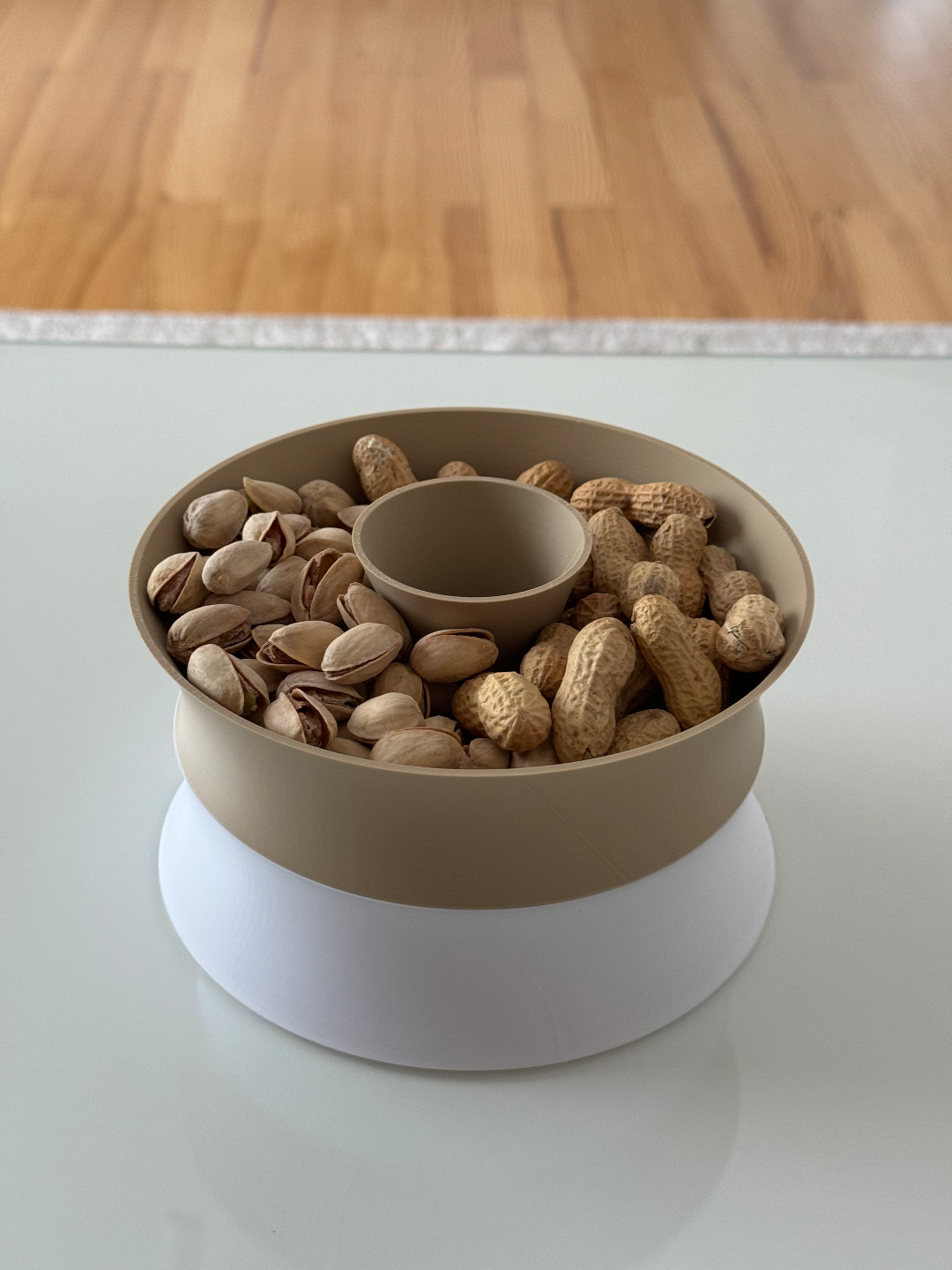 Snackschale, Nüsse und Müll, Schale mit Loch für Müll