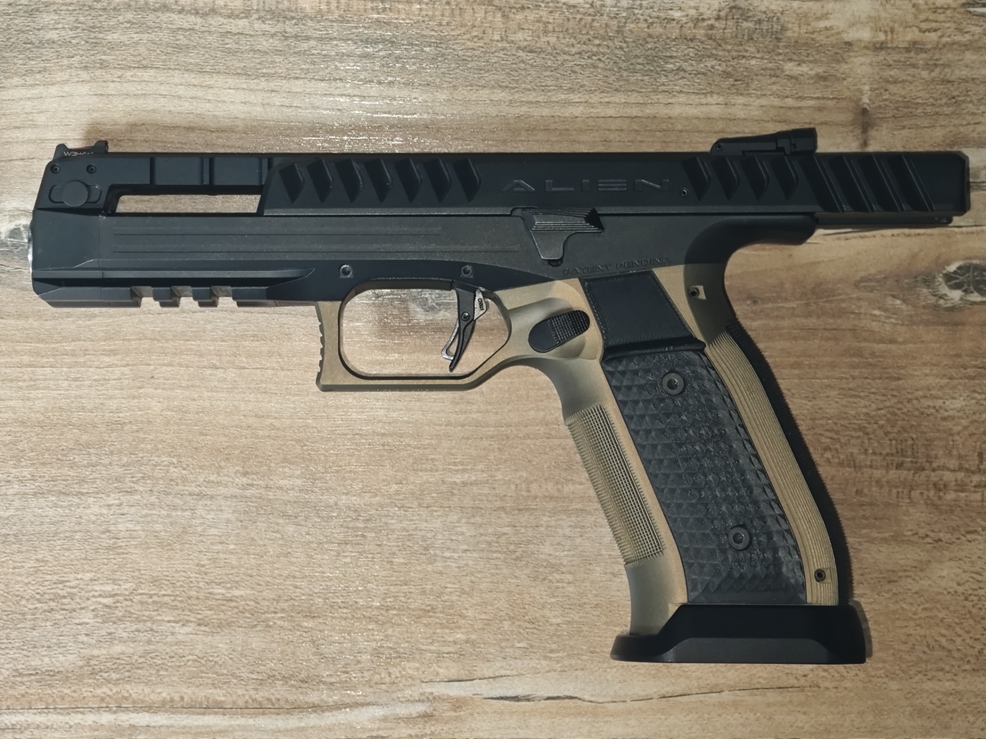 Laugo Arms Alien Grip Panel
