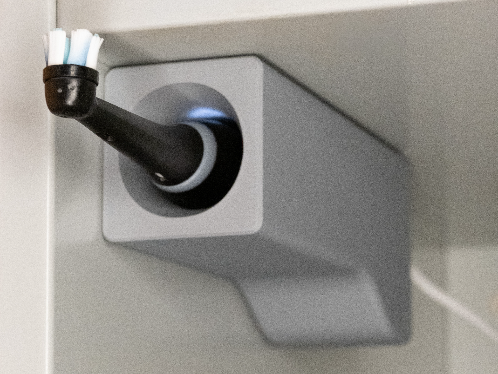 OralB iO Horizontal Shelf Charging Dock