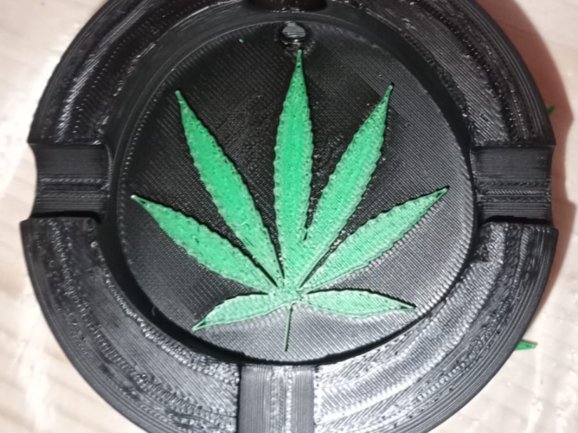 posacenere con foglie di marjuana