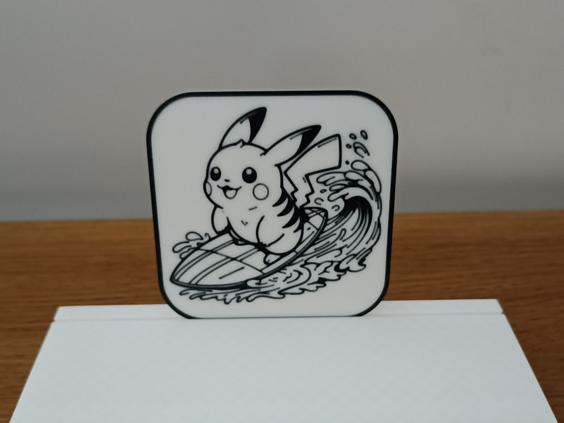 Dessous de verre Pikachu sur planche à voile