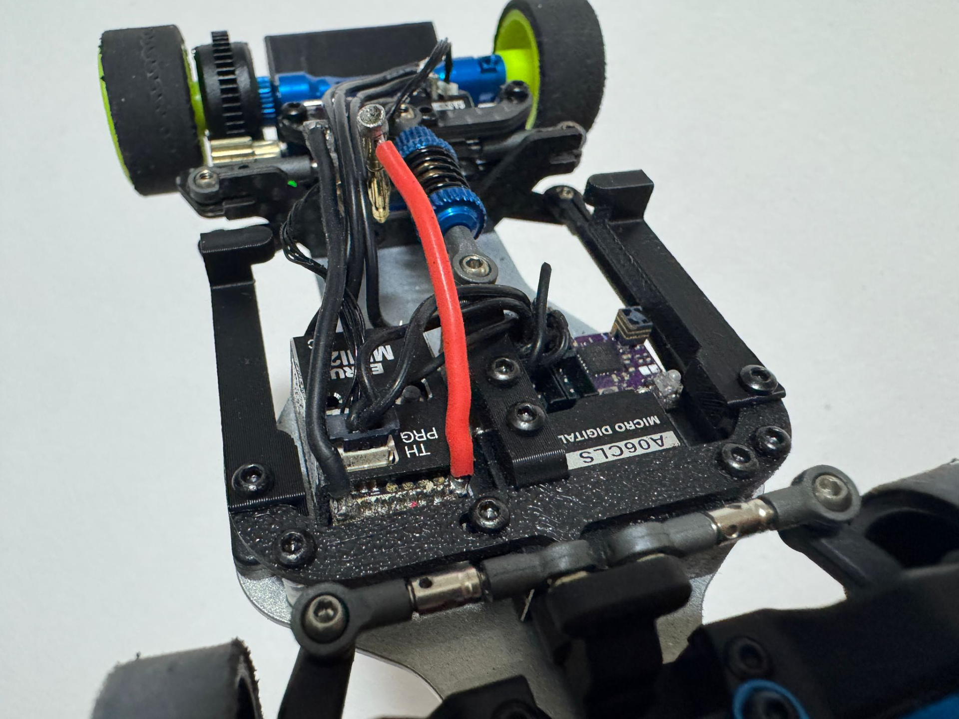 RC28R 3-in-1 Servo Brace Upper Deck