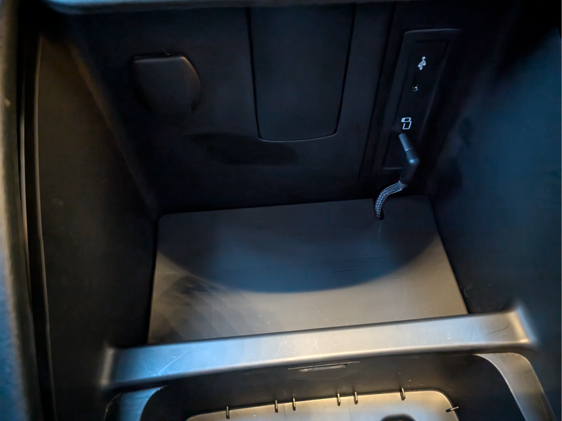 Mercedes V-Class Apple CarPlay Wireless bracket