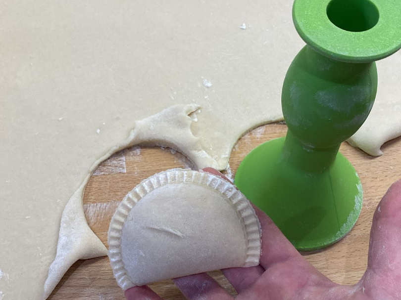 Dumpling press with handle