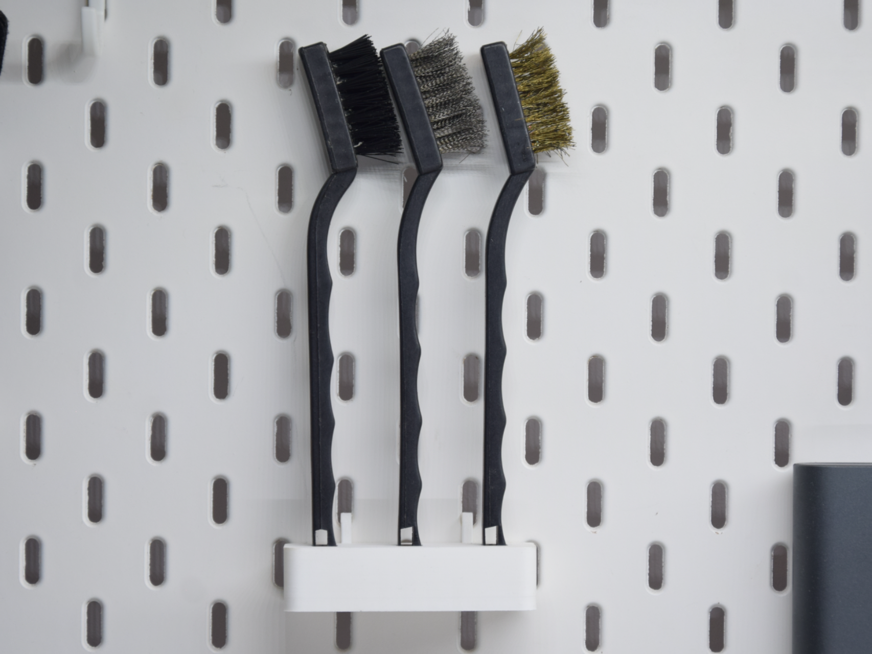 Skadis wire brush holder