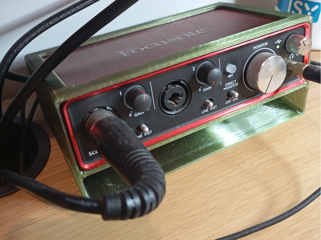Focusrite Scarlett 2i2 angled stand