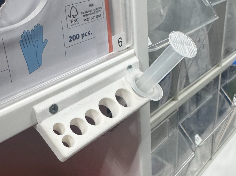 Syringe holder for ambulance
