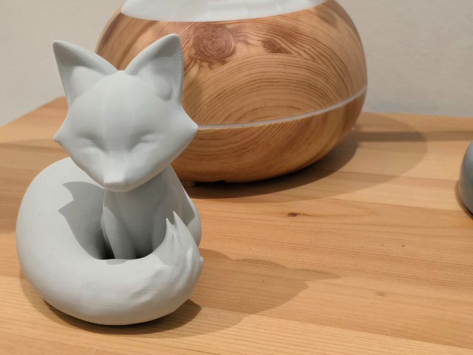 Volpe Stilizzata in Posa - Elegant Fox Statue