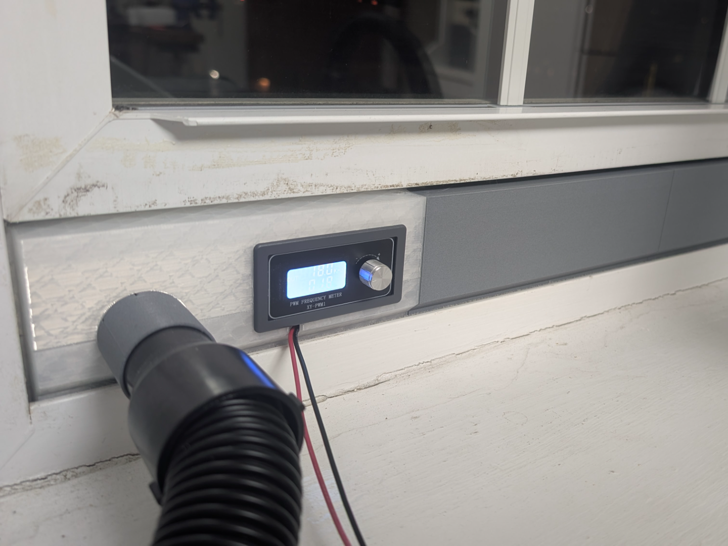 Low profile window exhaust fume extraction system