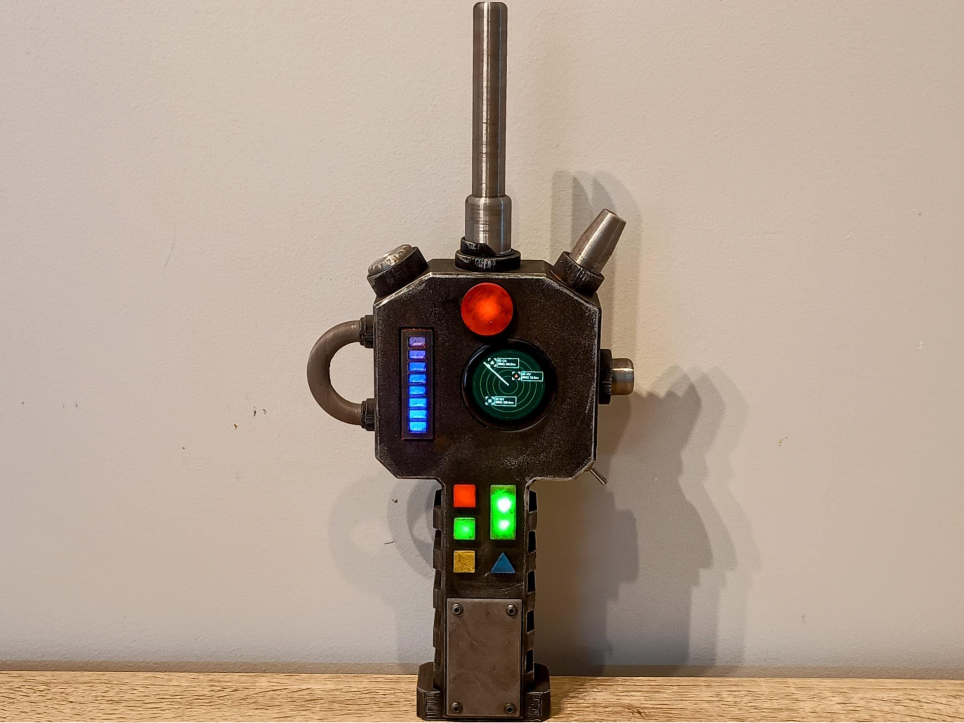 Auspex Hand Scanner (40k-style) — Animated Display