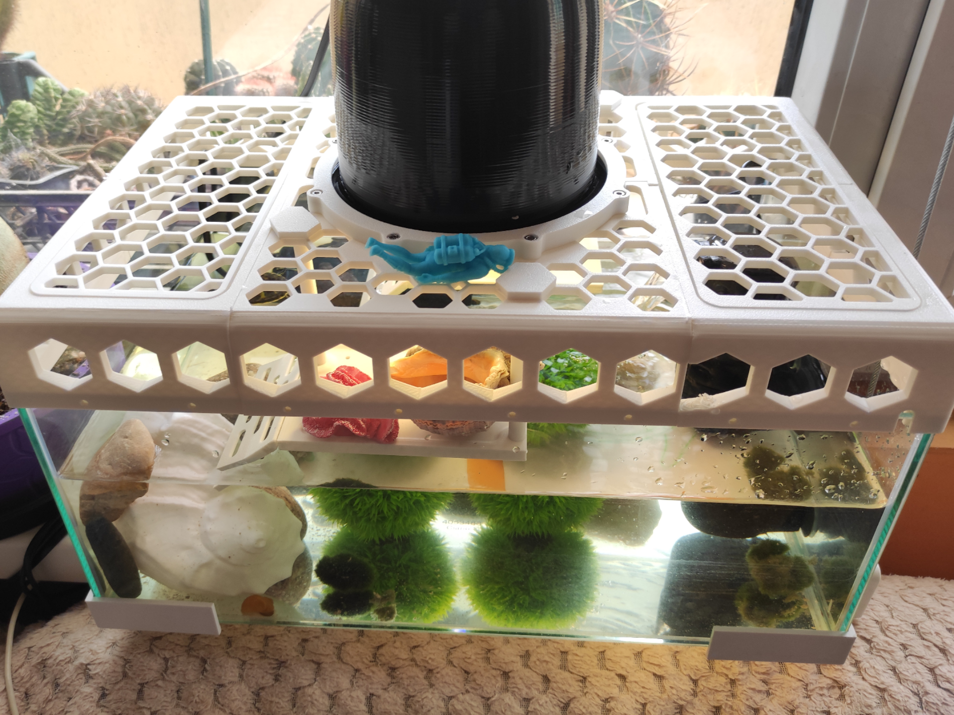 cover and lamp holder for aquarium