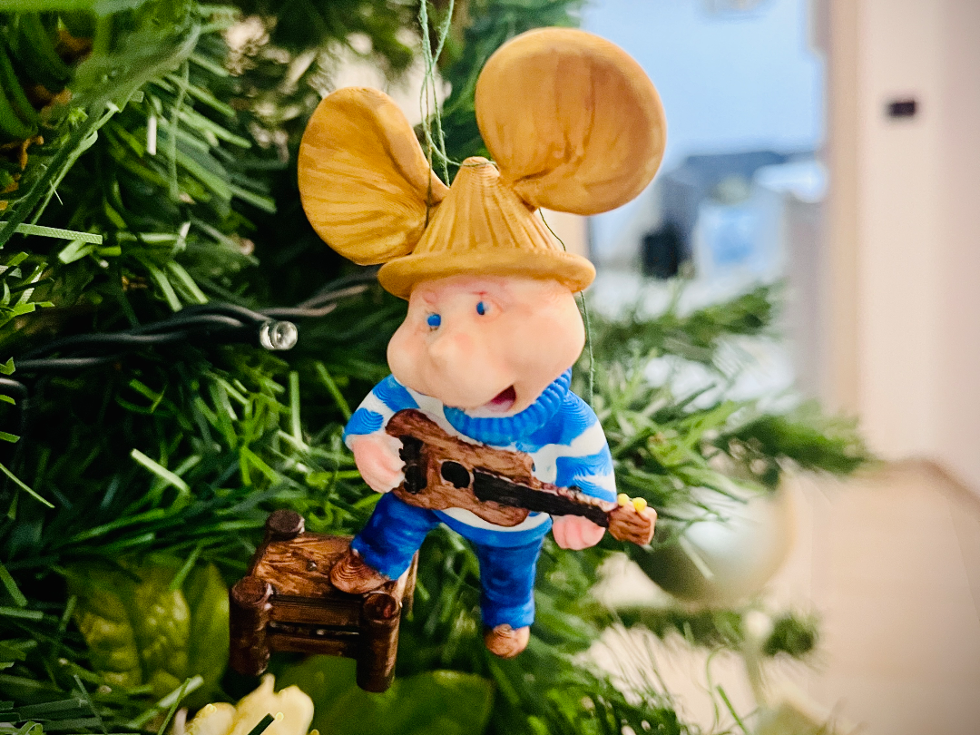 Topo Gigio Guitarist