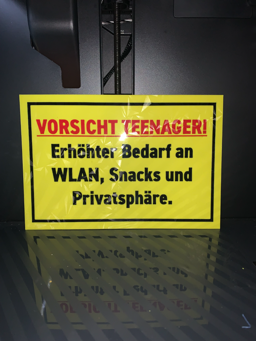 Lustiges Schild: Vorsicht Teenager