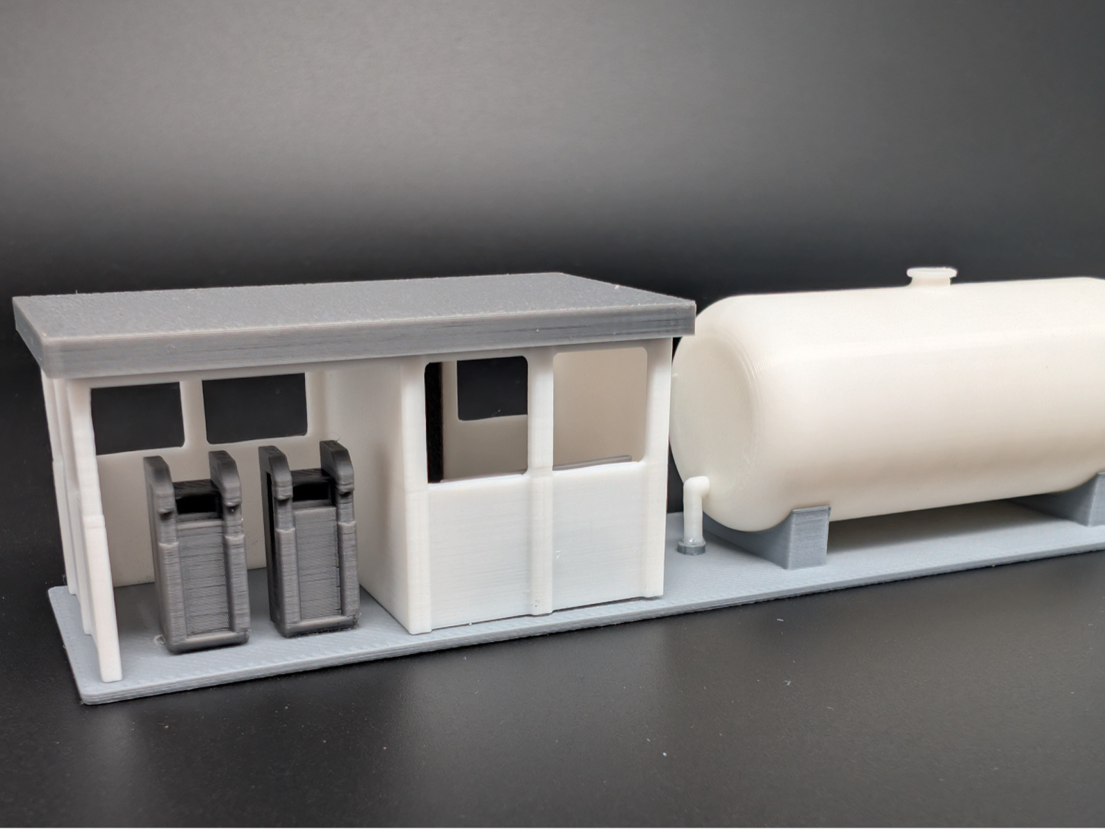 H0 Dieseltankstelle mehrfarbig HO Modelleisenbahn