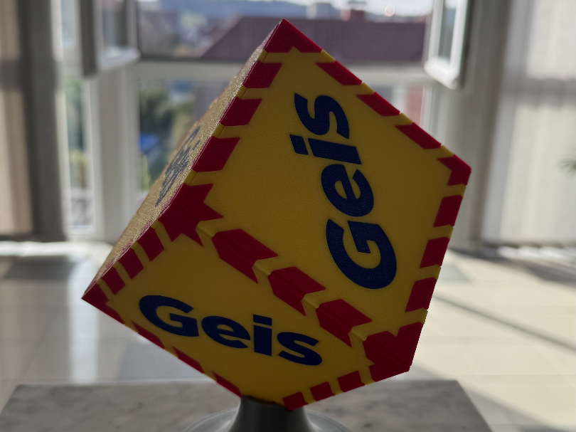 Das Logo der Spedition Geis mit Standfuß