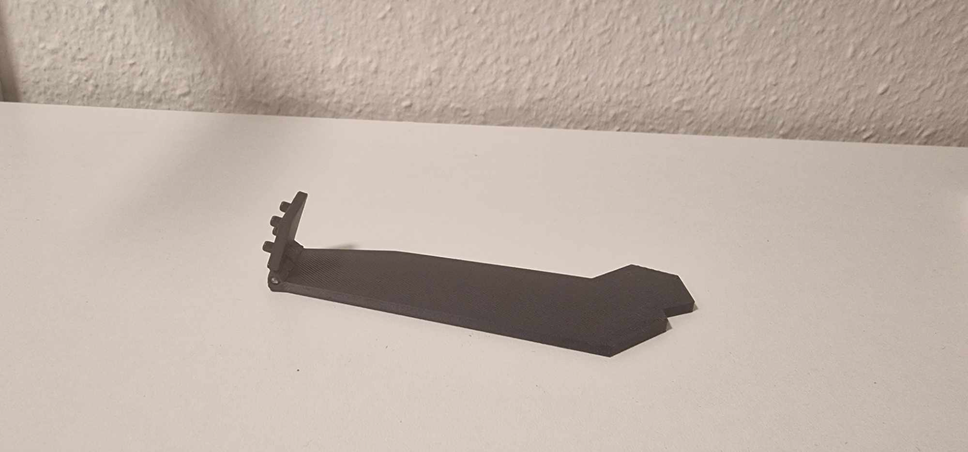 Picture frame support with hinge