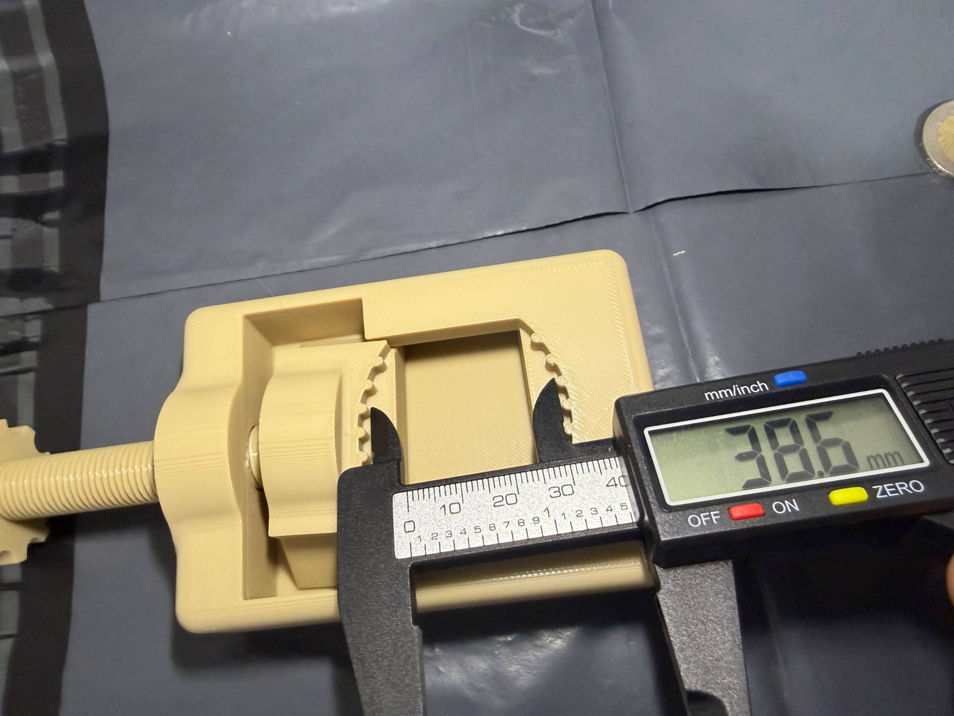 Coin holder clamp vise