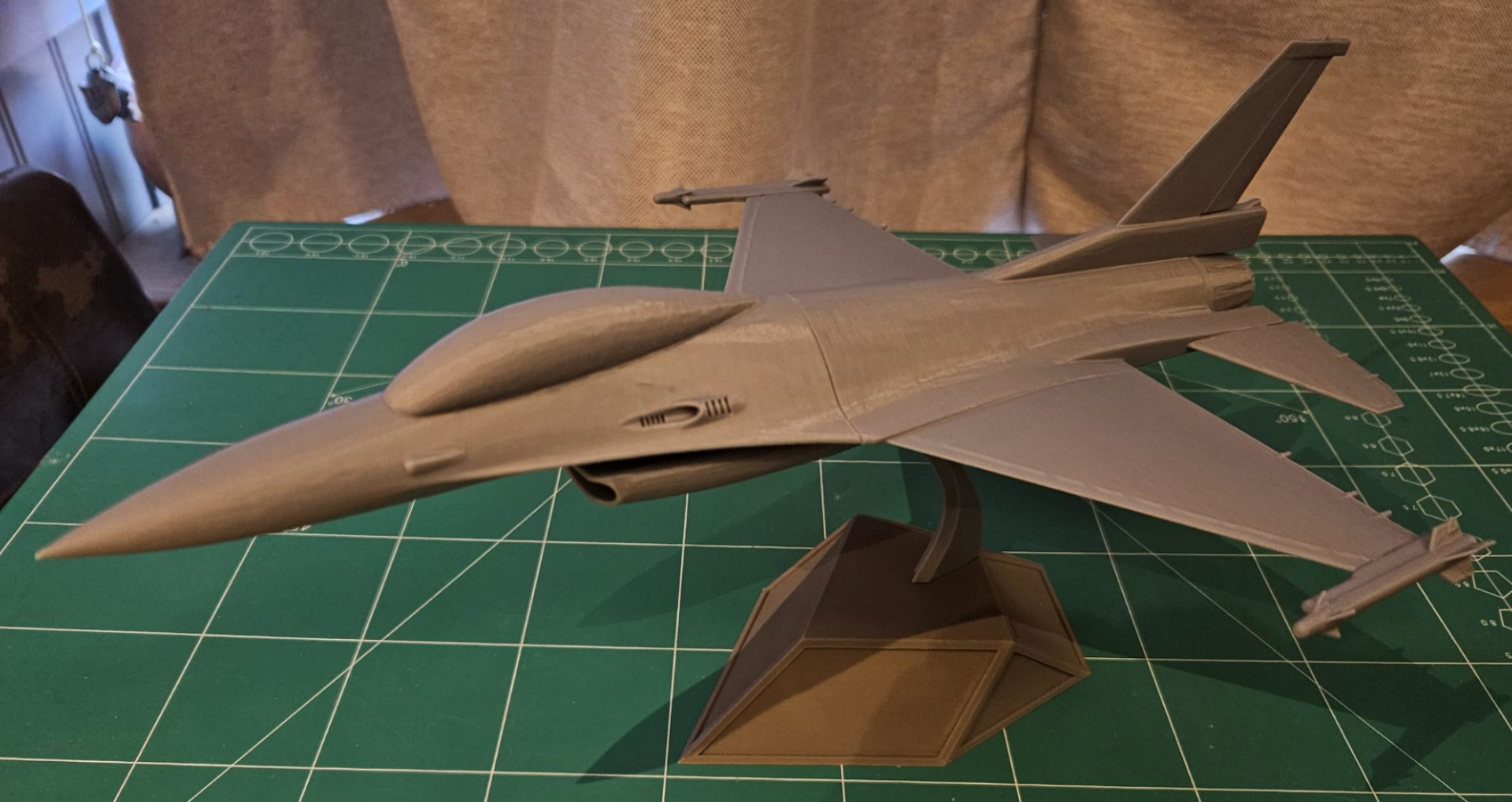 F-16 Fighting Falcon Desktop Model