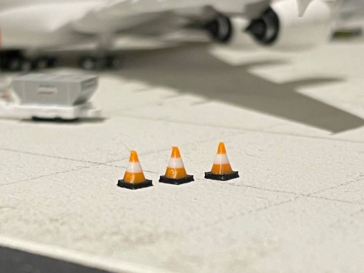 Airport Traffic Cones 1:400 GSE
