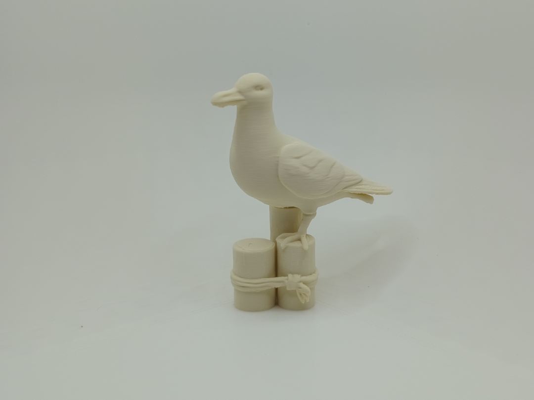 Moewe auf Holzpfahl – maritime Figur