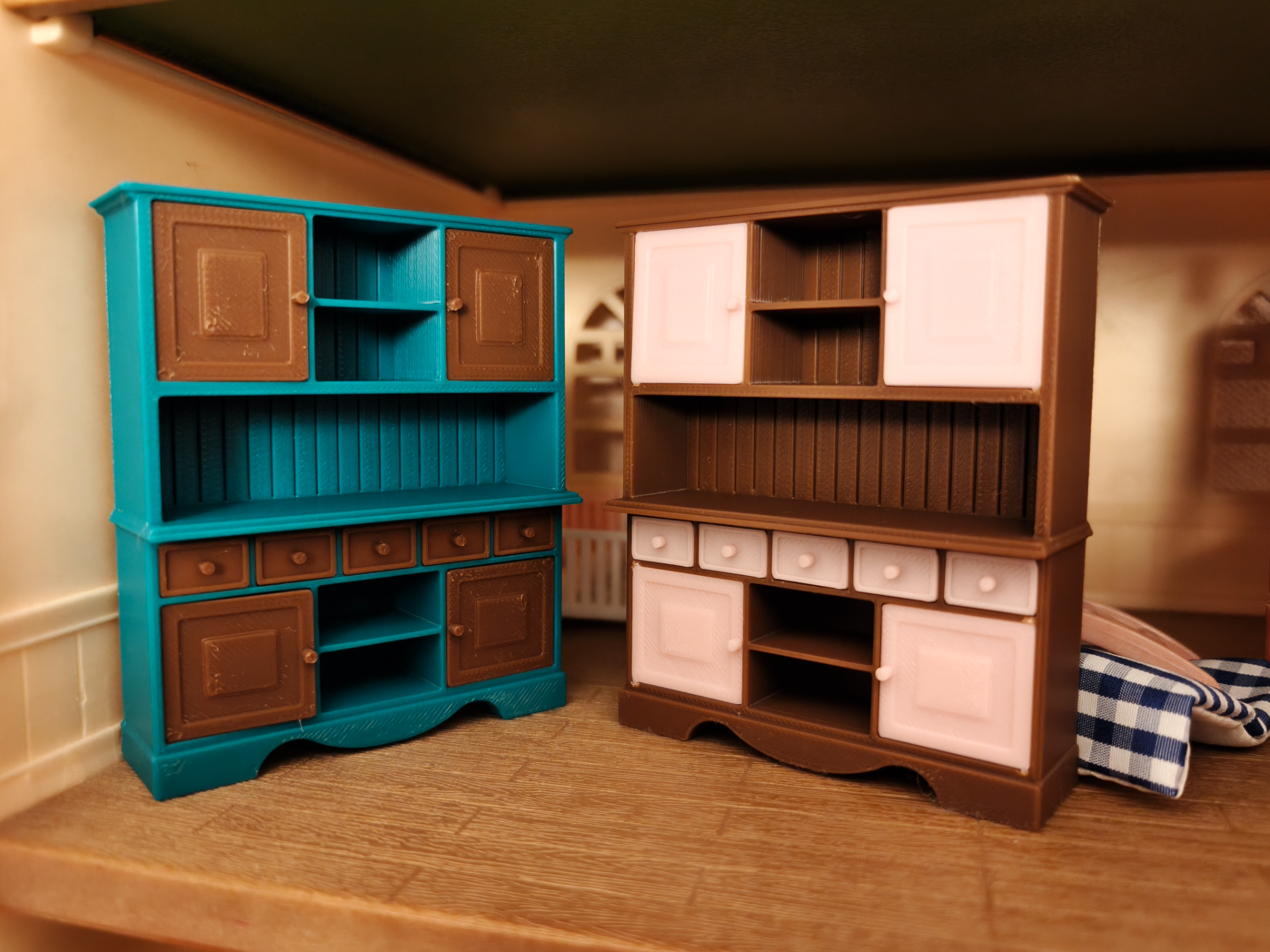 Cupboard with opening doors for sylvanian families